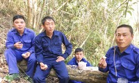 Thượng tá Nguyễn Văn Nam (giữa) cùng đồng đội nghỉ ngơi giữa rừng