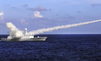 Tàu chiến Vận Thành của Trung Quốc phóng tên lửa trong cuộc tập trận gần đảo Hải Nam năm 2016 Ảnh: AP 