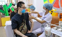 Tiêm vắc-xin cho người dân ở quận Hoàn Kiếm, Hà Nội. Ảnh: Như Ý