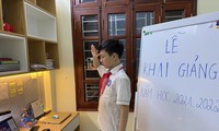 Học sinh trường THCS Chu Văn An (quận Tây Hồ, Hà Nội) trong lễ khai giảng trực tuyến ngày 5/9
