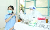 Vắc xin COVID-19 đang trở thành “áo giáp” bảo vệ người dân TPHCM 