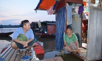 Ông Nguyễn Văn Hường hỏi thăm cuộc sống của gia đình cô Nguyễn Thị Minh