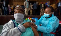 Tiêm vắc xin phòng COVID-19 cho người dân tỉnh Gauteng của Nam Phi Ảnh: AP