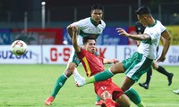 Văn Thanh trước sự cản phá của các cầu thủ Indonesia 