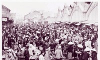 Phiên chợ Tết phía trước chợ Đồng Xuân, Tết Ất Mùi, 1955
