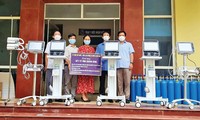 Vợ chồng anh chị Nghĩa – Hương trong buổi trao tặng trang thiết bị y tế cho Sở Y tế Quảng Bình 