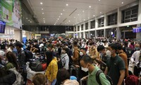 Sân bay, bến xe đông nghẹt người về quê ăn Tết 