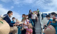 Đoàn khách du lịch Nga trở lại Nha Trang ngày 26/12/2021 sau 2 năm dừng bay quốc tế Ảnh: công hoan