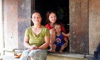 Chị A Lăng Vônh hạnh phúc khi về Việt Nam làm dâu 25 năm Ảnh: Nguyễn Thành 