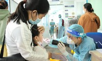 Trẻ được phụ huynh đưa đến khám tại Bệnh viện Nhi Đồng 1