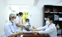 Nhân viên y tế vừa chống dịch vừa khám, chữa bệnh thông thường ảnh: Hương Chi 
