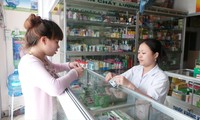 Người dân mua thuốc tại một nhà thuốc tư nhân