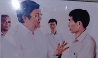 Chủ tịch nước Trương Tấn Sang trò chuyện với ông Nguyễn Quốc Chinh trong chuyến thăm đảo Lý Sơn tháng 4/2013. ảnh: TL