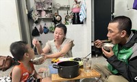 Gia đình chị Bùi Thị Dinh (công nhân Công ty Hung Way, quận 7, TPHCM) mong được giảm thuế TNCN để cuộc sống “dễ thở” hơnảnh: Uyên Phương 