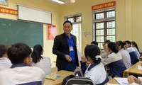 Thầy giáo trẻ Đỗ Văn Đàm (trường THPT Mộc Hạ) tích cực truyền cảm hứng tới học sinh miền núi về tinh thần học tập, khởi nghiệp