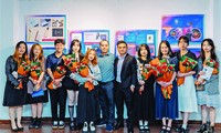 NTK Nguyễn Tri Phương Đông (giữa) cùng nhóm sinh viên ĐH Duy Tân trong ngày triển lãm các logo giật giải quốc tế Ảnh: NVCC
