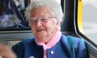  Bà Máirín Hughes trên chuyến xe buýt tham quan cùng bạn bè nhân ngày sinh nhật thứ 109