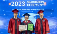 Lê Thanh Hải - thủ khoa của Trường ĐH Kinh tế - Luật, ĐHQG TPHCM trong ngày nhận bằng tốt nghiệp giữa tháng 7/2023