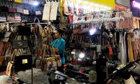 Túi xách nhái thương hiệu nổi tiếng với giá chỉ 100.000 đồng/món được bán ở phố thời trang Nguyễn Trãi (TPHCM)ảnh: U.P 