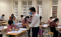 Thứ trưởng Bộ GD&ĐT Nguyễn Hữu Độ (người đứng) kiểm tra công tác chấm thi tại Quảng Ninh trong kỳ thi tốt nghiệp THPT 2020 Ảnh: Diệp An 