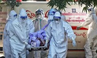 Các tình nguyện viên đưa thi thể một người qua đời vì COVID-19 ở bang Chin, Myanmar đi hoả táng Ảnh: AP 