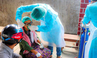 Tình nguyện viên điều chỉnh mặt nạ ôxy cho bệnh nhân COVID-19 ở Kale, vùng Sagaing của Myanmar Ảnh: RT 