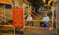 Từ 18 giờ ngày 8/7, hàng rào phong tỏa dựng lên khắp nơi quanh khu phố 4, phường Tân Thuận Tây Ảnh: Đại Dương 