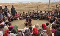Thầy giáo Wesa dạy học cho trẻ em vùng nông thôn Afghanistan.