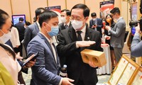 Bộ trưởng Bộ KH&CN Huỳnh Thành Đạt trò chuyện cùng Hồ Xuân Vinh tại Hội nghị ra mắt Báo cáo Đổi mới sáng tạo của Ngân hàng thế giới Ảnh: Thu Hiền