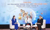 PGS Cao Hữu Nghĩa (ngồi giữa) chia sẻ về sự nguy hiểm của cúm mùa 