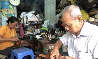 “Xưởng” giày nhỏ của nghệ nhân Trịnh Ngọc 