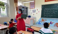 Tại Hà Nội, năm qua do COVID-19 thiết bị thực hiện chương trình GDPT đắp chiếu, học sinh phải học chay qua mạng ảnh: Quỳnh Anh 