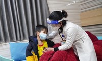 Trẻ bị hậu COVID-19 được bác sĩ BV Đa khoa Hùng Vương (Phú Thọ) khám 