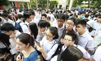 Phụ huynh, thí sinh xem số báo danh trong kỳ thi tuyển sinh lớp 10 Hà Nội 