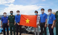 Bí thư T.Ư Đoàn Ngô Văn Cương (thứ 3, từ trái sang) tặng cờ Tổ quốc cho ngư dân huyện đảo Phú Quý, Bình Thuận