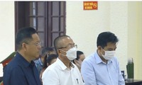 Ba bị cáo Phan Bùi Bảo Thi, Lê Anh Dũng, Nguyễn Huy tại phiên tòa ngày 31/3 (từ trái sang)