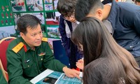 Tư vấn tuyển sinh vào các trường quân đội năm 2021 Ảnh: Nghiêm Huê 