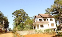 Các biệt thự ở Măng Đen đang rục rịch được tu sửa lại khi giá đất tăng cao 