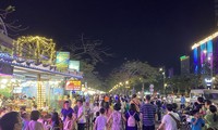 Khách du lịch “nêm” cứng phố đêm Bãi Cháy, TP Hạ Long