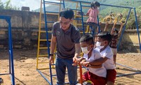 Anh Nguyễn Thành Luân (Chủ nhiệm CLB xe bán tải Khánh Hòa) hướng dẫn các em trường Mầm non Anh Đào chơi bập bênh 