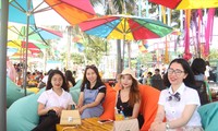 Bãi biển Đà Nẵng rực rỡ sắc màu, sôi động chào đón du khách Ảnh: T.T 