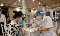 Khám sàng lọc bệnh nhân COVID-19 tại Hà Nội Ảnh: Mạnh Thắng: 