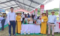 Anh Ngô Văn Chi (ngoài cùng bên trái) mang thương hiệu chè Bancha An Bằng đến một hội chợ OCOP