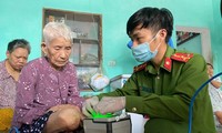 Thông tin tốt, câu chuyện đẹp: Công an Hà Nội đến tận nhà làm thủ tục cấp căn cước công dân cho người già 