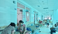 Số ca sốt xuất huyết tăng cao, bệnh viện phải để giường ra cả hành lang Ảnh: Kim Hà