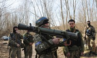 Binh sĩ Ukraine nghiên cứu súng chống tăng không giật Carl Gustaf M4 do Thụy Điển sản xuấtẢnh: AP 