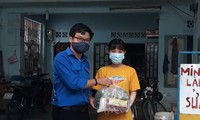Bạn Nguyễn Huy Cường phát nhu yếu phẩm cho người dân trong những ngày Đà Nẵng phong tỏa 