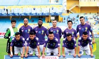 Loris Arnaud (đứng cạnh thủ môn) trong màu áo CLB Hà Nội (2016-2017)