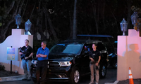 Đặc vụ của Sở Mật vụ Mỹ đứng ngoài lối vào khu dinh thự Mar-a-Lago của cựu Tổng thống Mỹ Donald Trump tối 8/8Ảnh: AP 
