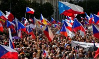 Cuối tuần qua, hàng vạn người tập trung tại trung tâm thủ đô Praha của Cộng hòa Séc để phản đối chính sách kinh tế và đối ngoại của chính phủ nước nàyẢnh: AP 